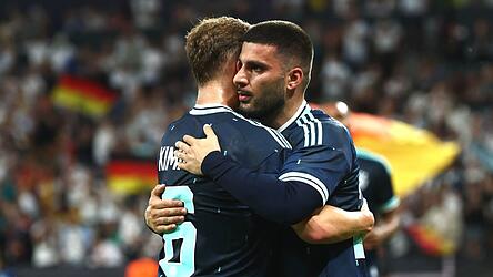 Deniz Undav (r) nach seinem Kopfballtor beim Jubel mit Flankengeber Joshua Kimmich.