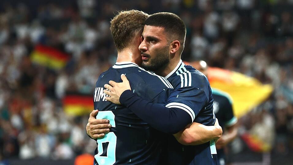 Deniz Undav (r) nach seinem Kopfballtor beim Jubel mit Flankengeber Joshua Kimmich. Deniz Undav (r) nach seinem Kopfballtor beim Jubel mit Flankengeber Joshua Kimmich.