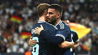 Deniz Undav (r) nach seinem Kopfballtor beim Jubel mit Flankengeber Joshua Kimmich. Deniz Undav (r) nach seinem Kopfballtor beim Jubel mit Flankengeber Joshua Kimmich.