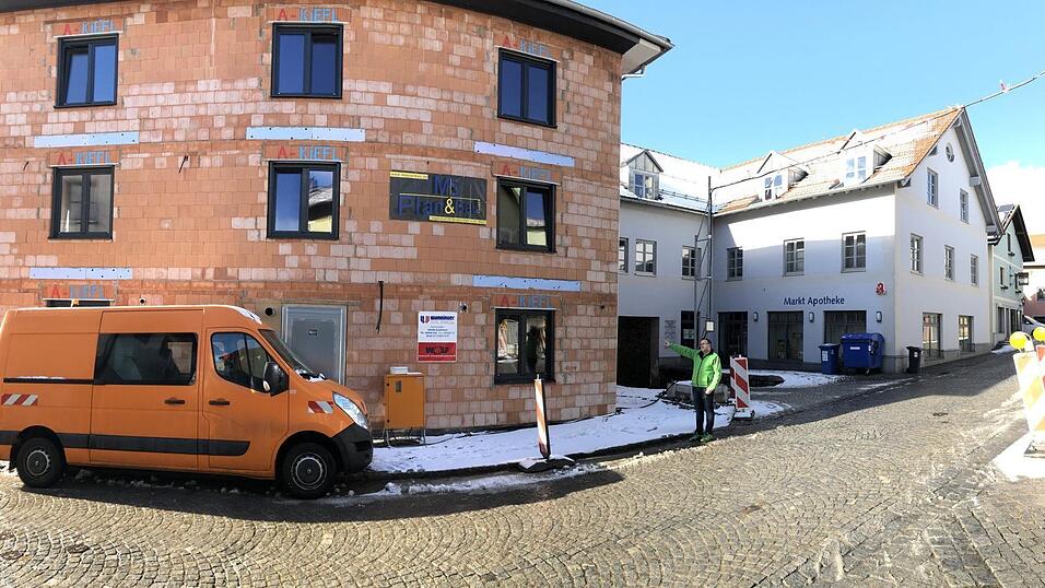 In diesem Neubau an der Marktstraße in Eschlkam stellt Daniel Hastreiter ab September zwölf Betreuungsplätze zur Verfügung. Eine weitere Wohngemeinschaft soll in Furth im Wald folgen. In diesem Neubau an der Marktstraße in Eschlkam stellt Daniel Hastreiter ab September zwölf Betreuungsplätze zur Verfügung. Eine weitere Wohngemeinschaft soll in Furth im Wald folgen.