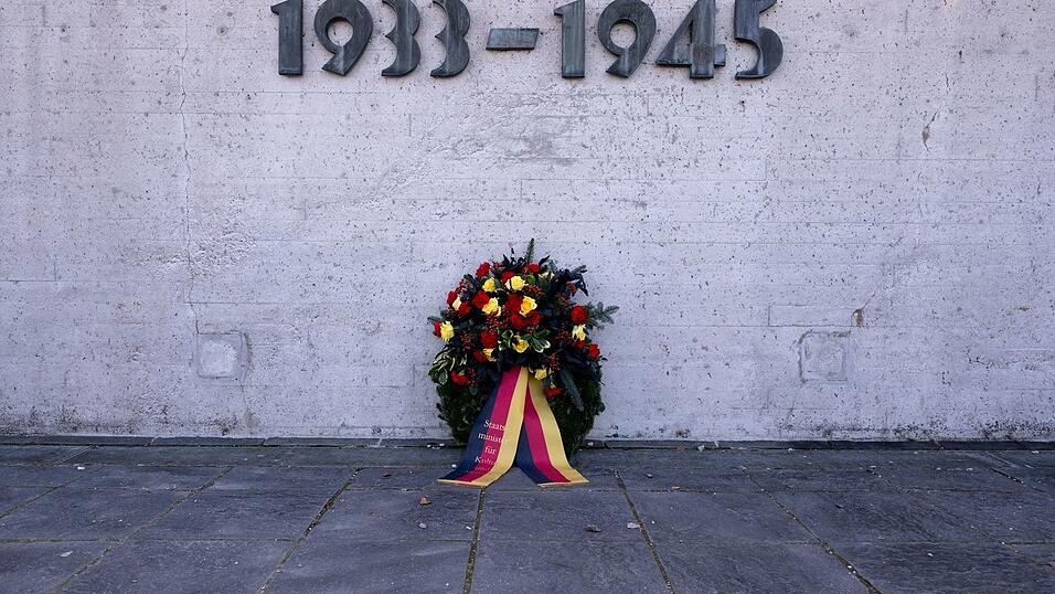Bei seinem Besuch legte Weimer einen Kranz am Internationalen Mahnmal nieder. Bei seinem Besuch legte Weimer einen Kranz am Internationalen Mahnmal nieder.