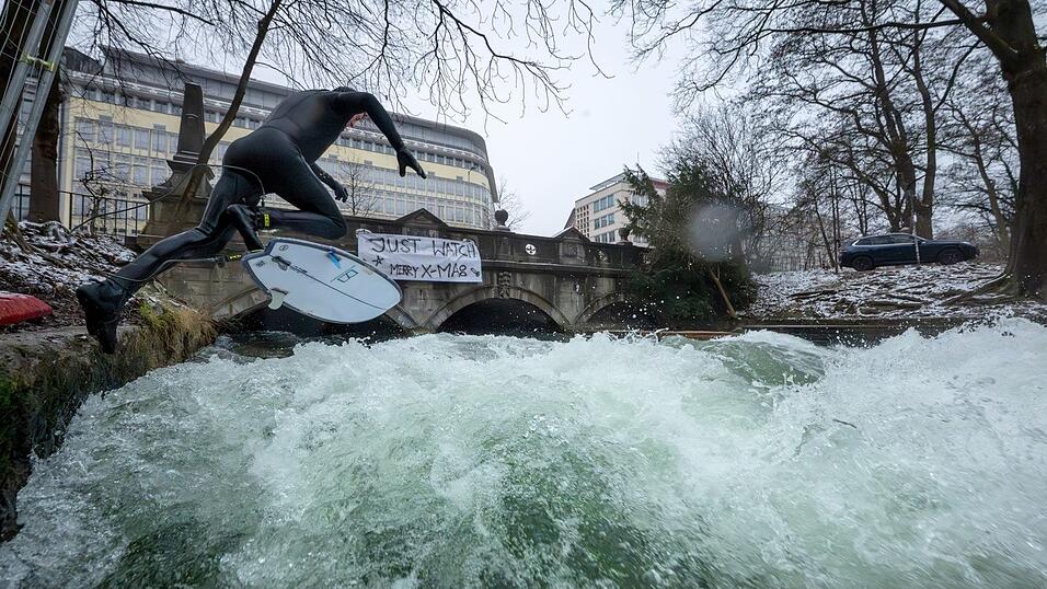 So sah es noch über Weihnachten aus. Mittlerweile ist die illegale Rampe entfernt und die Surfwelle wieder verschwunden. (Archivbild) So sah es noch über Weihnachten aus. Mittlerweile ist die illegale Rampe entfernt und die Surfwelle wieder verschwunden. (Archivbild)