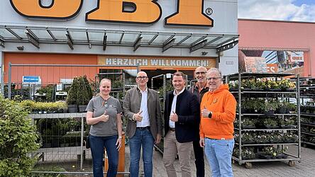 Thomas (Zweiter von links) und Philipp Zitzmann (Dritter von links) gemeinsam mit Sabine Friedl (Marktleitung in Zwiesel), Johann Bucher (Marktleitung Cham) und Christoph Claas (Vertriebsleitung OBI Systemzentrale).