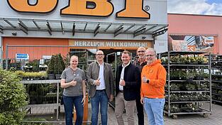 Thomas (Zweiter von links) und Philipp Zitzmann (Dritter von links) gemeinsam mit Sabine Friedl (Marktleitung in Zwiesel), Johann Bucher (Marktleitung Cham) und Christoph Claas (Vertriebsleitung OBI Systemzentrale). Thomas (Zweiter von links) und Philipp Zitzmann (Dritter von links) gemeinsam mit Sabine Friedl (Marktleitung in Zwiesel), Johann Bucher (Marktleitung Cham) und Christoph Claas (Vertriebsleitung OBI Systemzentrale).