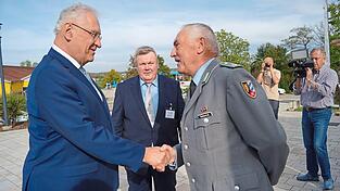 Bezirksvprsitzender Xaver Weber (Mitte) und Werner Gebhard, der ehemalige Birzirksvortsitzende (rechts), begrüßen Innenminister Joachim Herrmann bei seiner Ankunft vor der Stadthalle Roding. Bezirksvprsitzender Xaver Weber (Mitte) und Werner Gebhard, der ehemalige Birzirksvortsitzende (rechts), begrüßen Innenminister Joachim Herrmann bei seiner Ankunft vor der Stadthalle Roding.