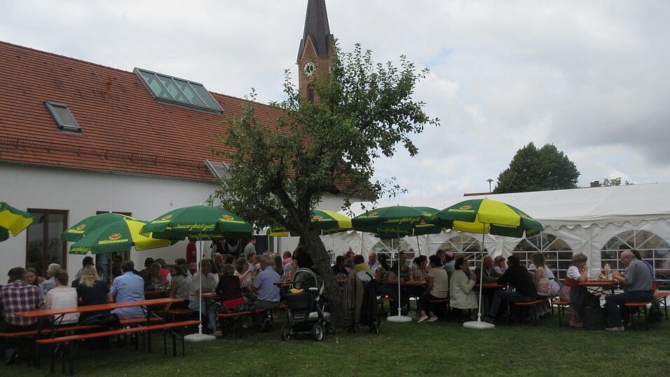 Auf dem Gel&auml;nde zwischen Pfarrhof und Pfarrheim konnte man gut unter freiem Himmel sitzen.
