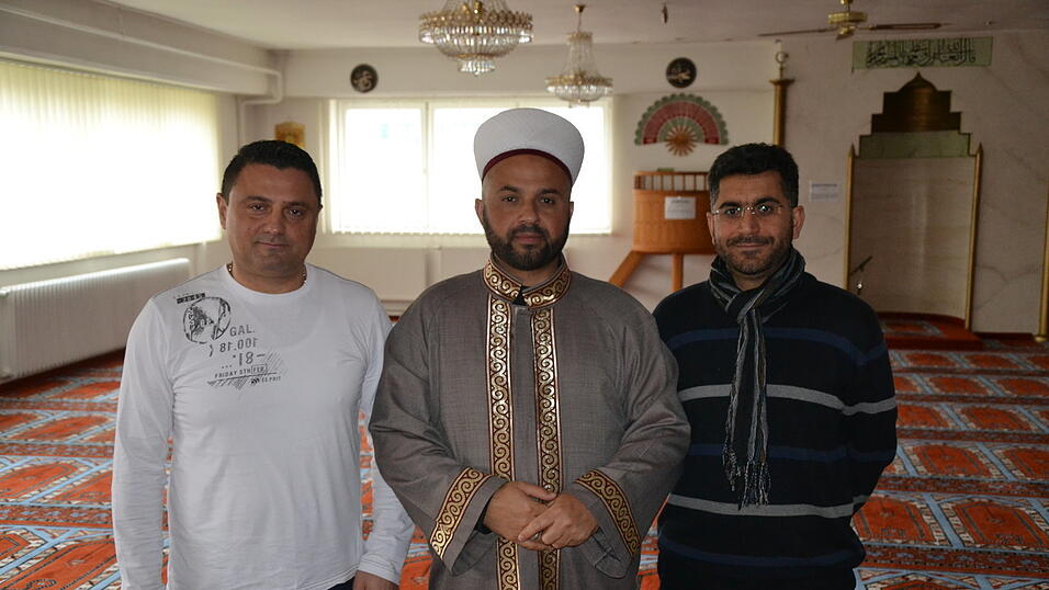 Thematisierten im Freitagsgebet den Pariser Terroranschlag: der stellvertretende Ditib-Vorstand Ismail Bayazit (von links), Imam Ömer Kavakli und der ehemalige Ditib-Vorstand Mesut Karaüzüm (Foto: Ingmar Schweder)