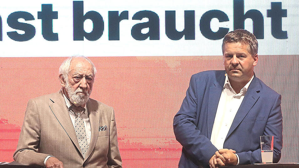 Dieter Hallervorden (l.) und Sven Schulze stimmen in vielen Punkten nicht überein. Das Aushalten anderer Meinungen sei aber wichtig und stifte Vertrauen, sagt Ministerpräsident Schulze. Dieter Hallervorden (l.) und Sven Schulze stimmen in vielen Punkten nicht überein. Das Aushalten anderer Meinungen sei aber wichtig und stifte Vertrauen, sagt Ministerpräsident Schulze.