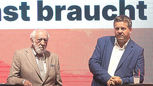 Dieter Hallervorden (l.) und Sven Schulze stimmen in vielen Punkten nicht überein. Das Aushalten anderer Meinungen sei aber wichtig und stifte Vertrauen, sagt Ministerpräsident Schulze. Dieter Hallervorden (l.) und Sven Schulze stimmen in vielen Punkten nicht überein. Das Aushalten anderer Meinungen sei aber wichtig und stifte Vertrauen, sagt Ministerpräsident Schulze.