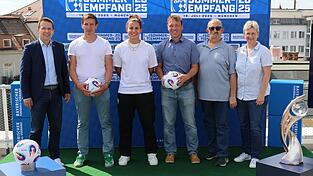 Kreis Niederbayern West (von links): BFV-Pr&auml;sident Christoph Kern, Ingo Ulmer (SV Ihrlerstein), Ehrengast Lena Oberdorf (FC Bayern M&uuml;nchen), Markus Schindler (TSV Sandelzhausen), Kreis-Vorsitzender Christian Eichhorn, BFV-Vizepr&auml;sidentin Silke Raml,Kreis Niederbayern West (von links): BFV-Pr&auml;sident Christoph Kern, Ingo Ulmer (SV Ihrlerstein), Ehrengast Lena Oberdorf (FC Bayern M&uuml;nchen), Markus Schindler (TSV Sandelzhausen), Kreis-Vorsitzender Christian Eichhorn, BFV-Vizepr&auml;sidentin Silke Raml.