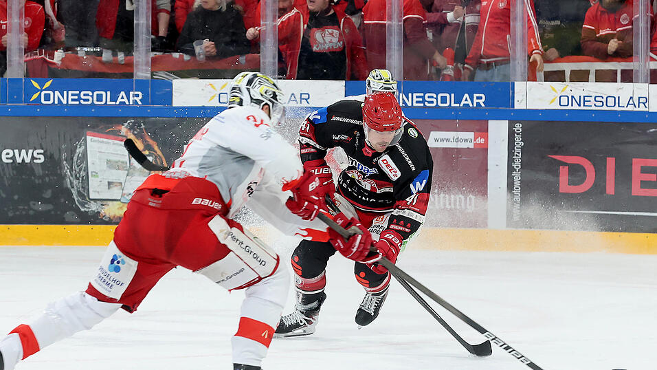 Führung verspielt: Stürmer Jakob Mayenschein (rechts) und sein EVL bestimmten zunächst das Spielgeschehen und lagen mit 2:0 in Führung. Ein Vorsprung, den sie jedoch - wieder einmal - nicht halten konnten.