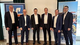 Die Vorst&auml;nde der k&uuml;nftigen VR-Bank Landshut-Isar-Vils eG mit den Aufsichtsratsvorsitzenden: Manfred J. Gruber (Vorstand Isar-Vils), Martin Kempf (Vorstand Landshut), Walter Deinb&ouml;ck (Aufsichtsratsvorsitzender Isar-Vils), Johann Stammler (Aufsichtsratsvorsitzender Landshut), Ludwig Frischmann (Vorstandsvorsitzender Isar-Vils) und Norbert Karl (Vorstand Landshut)