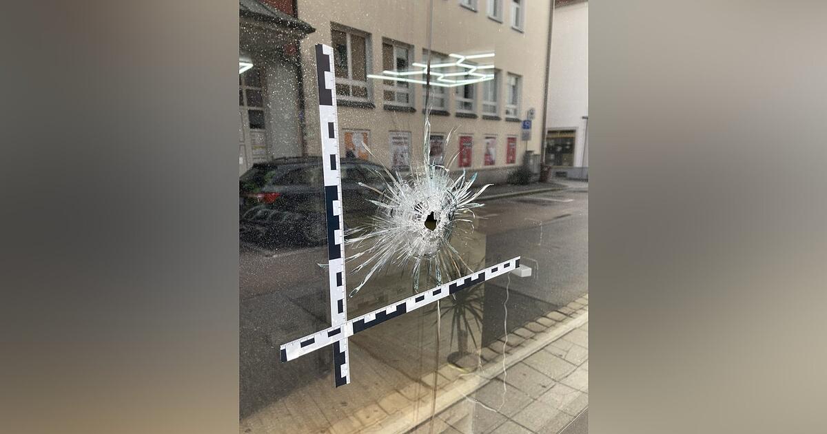 Unbekannter schießt auf Schaufenster in Chamer Innenstadt