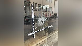 Auf das Schaufenster eines Barbershops in der Chamer Innenstadt wurden Schüsse abgefeuert. Auf das Schaufenster eines Barbershops in der Chamer Innenstadt wurden Schüsse abgefeuert.