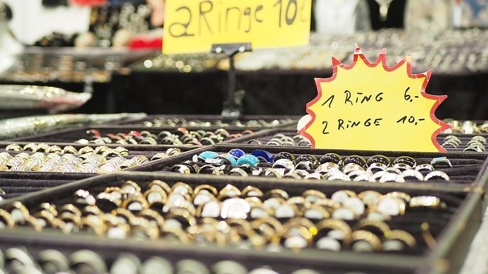 Rund 40 Aussteller und etwa 90 Tattoo-Künstler sind auf der Tattoo Convention in Straubing vertreten. Rund 40 Aussteller und etwa 90 Tattoo-Künstler sind auf der Tattoo Convention in Straubing vertreten.