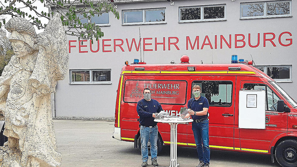 Am Platz beim Floriansbrunnen verteilt die Freiwillige Feuerwehr Mainburg am Samstagvormittag kostenlos Mundschutz an die Bevölkerung. Am Platz beim Floriansbrunnen verteilt die Freiwillige Feuerwehr Mainburg am Samstagvormittag kostenlos Mundschutz an die Bevölkerung.