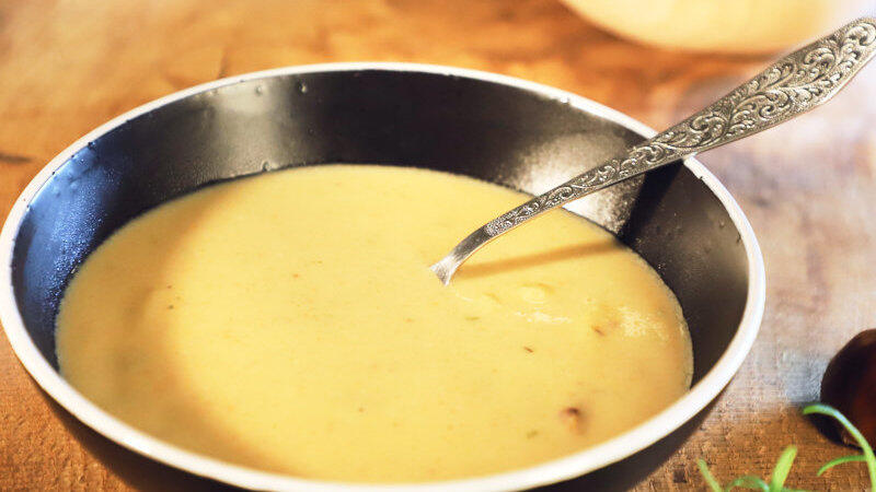 Die französische Maronensuppe mit frischem Rosmarin.