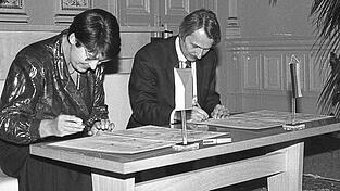Bürgermeisterin Jaroslava Wollerová und ihr Further Amtskollege Reinhold Macho (rechts) unterzeichnen die Partnerschaftsurkunde.