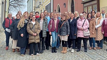 Parteiübergreifend kommen die Frauen zusammen, um ein Zeichen für mehr Frauen in der Kommunalpolitik zu setzen. Parteiübergreifend kommen die Frauen zusammen, um ein Zeichen für mehr Frauen in der Kommunalpolitik zu setzen.