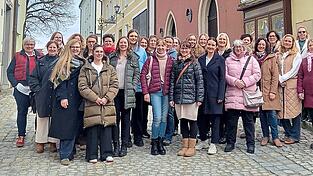 Parteiübergreifend kommen die Frauen zusammen, um ein Zeichen für mehr Frauen in der Kommunalpolitik zu setzen. Parteiübergreifend kommen die Frauen zusammen, um ein Zeichen für mehr Frauen in der Kommunalpolitik zu setzen.