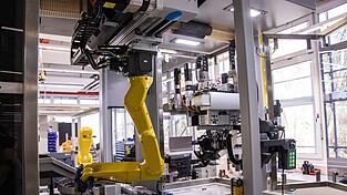 Bei Müller Präzision spielt Künstliche Intelligenz für die Produktion durchaus eine Rolle. Sie kann helfen, Bewegungen von Robotern effizienter zu machen. Bei Müller Präzision spielt Künstliche Intelligenz für die Produktion durchaus eine Rolle. Sie kann helfen, Bewegungen von Robotern effizienter zu machen.