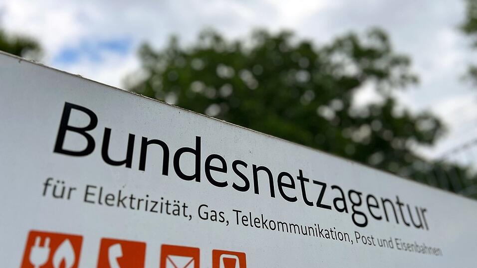 Die Deutsche Bahn geht gerichtlich gegen einen Beschluss der Bundesnetzagentur vor, mit dem der Wettbewerb im Fernverkehr gestärkt werden soll. (Symbolbild) Die Deutsche Bahn geht gerichtlich gegen einen Beschluss der Bundesnetzagentur vor, mit dem der Wettbewerb im Fernverkehr gestärkt werden soll. (Symbolbild)