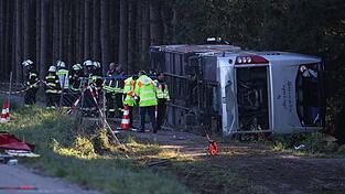 Ein Reisebus ist bei Buchloe im Allgäu von der A96 abgekommen. Ein Reisebus ist bei Buchloe im Allgäu von der A96 abgekommen.