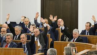 Das polnische Parlament hat eine umstrittene Gesetznovelle beschlossen, die die Macht des Bundesverfassungsgerichts deutlich einschränkt. Das polnische Parlament hat eine umstrittene Gesetznovelle beschlossen, die die Macht des Bundesverfassungsgerichts deutlich einschränkt.