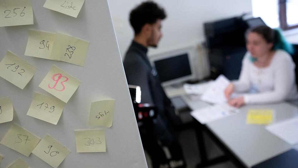 Ein Asylbewerber erhält in einem bayerischen Ankerzentrum eine Bezahlkarte. Im Landkreis soll es im Juni ebenfalls so weit sein.