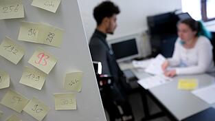 Ein Asylbewerber erhält in einem bayerischen Ankerzentrum eine Bezahlkarte. Im Landkreis soll es im Juni ebenfalls so weit sein. Ein Asylbewerber erhält in einem bayerischen Ankerzentrum eine Bezahlkarte. Im Landkreis soll es im Juni ebenfalls so weit sein.