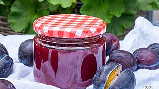 Zwetschgenmarmelade kann auch ganz einfach selbst hergestellt werden. Richtig gekocht ist sie sehr lange haltbar.