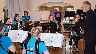 Das Akkordeonorchester der Landkreismusikschule Cham unter der Leitung von Josef Sochor gastiert im Fürstenkasten.