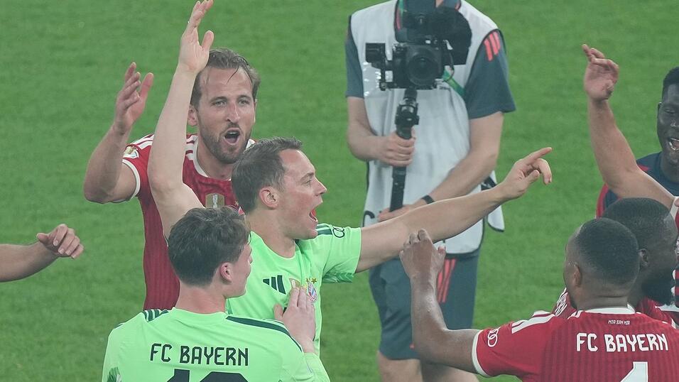 Manuel Neuer feiert mit seinen Bayern-Kollegen den Pokalsieg.