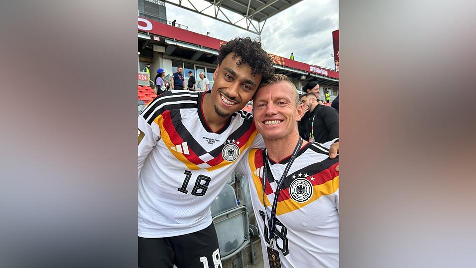Christian Lichtenauer (r.) begleitet Nathaniel Browns Weg als Ziehvater. Auch während der WM besuchte er ihn rund um das zweite deutsche Gruppenspiel gegen die Elfenbeinküste im kanadischen Toronto. Christian Lichtenauer (r.) begleitet Nathaniel Browns Weg als Ziehvater. Auch während der WM besuchte er ihn rund um das zweite deutsche Gruppenspiel gegen die Elfenbeinküste im kanadischen Toronto.