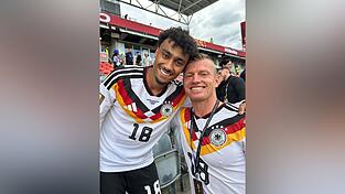 Christian Lichtenauer (r.) begleitet Nathaniel Browns Weg als Ziehvater. Auch während der WM besuchte er ihn rund um das zweite deutsche Gruppenspiel gegen die Elfenbeinküste im kanadischen Toronto. Christian Lichtenauer (r.) begleitet Nathaniel Browns Weg als Ziehvater. Auch während der WM besuchte er ihn rund um das zweite deutsche Gruppenspiel gegen die Elfenbeinküste im kanadischen Toronto.