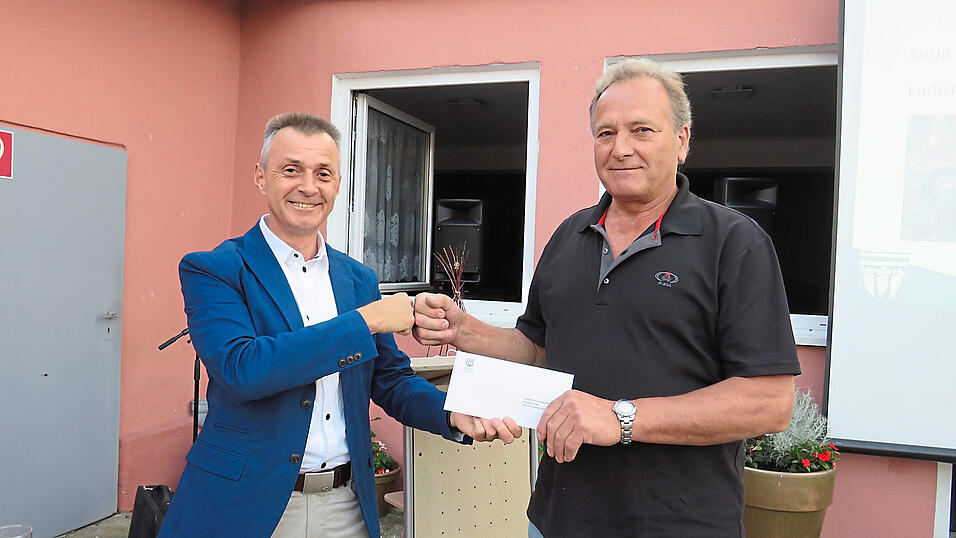 Johann Biederer (links) ehrt Ludwig Brei. Johann Biederer (links) ehrt Ludwig Brei.