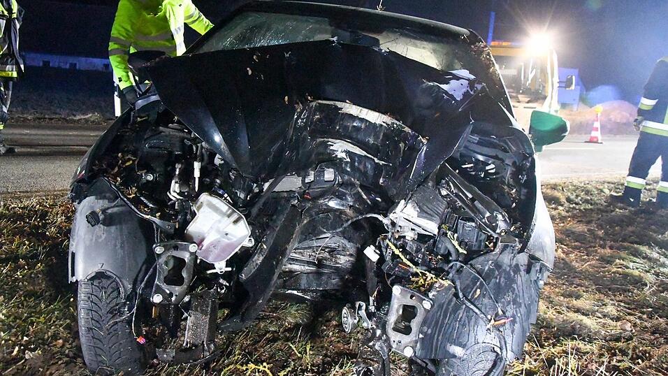 Bei Sinzing kam es zu einem schweren Unfall. (Symbolbild)