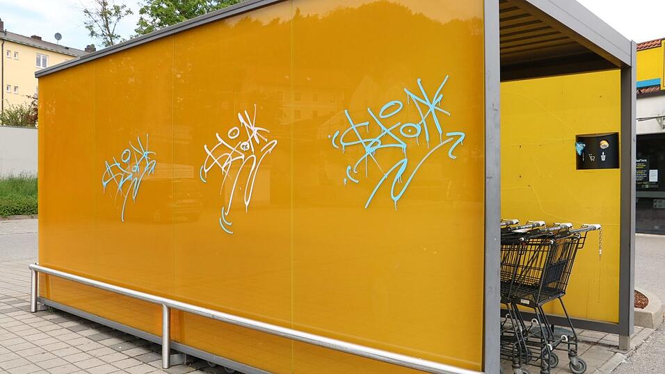 Auch am Unterstand für die Einkaufswägen am benachbarten Lebensmittelmarkt sind Graffitischmierereien zu sehen. Auch am Unterstand für die Einkaufswägen am benachbarten Lebensmittelmarkt sind Graffitischmierereien zu sehen.