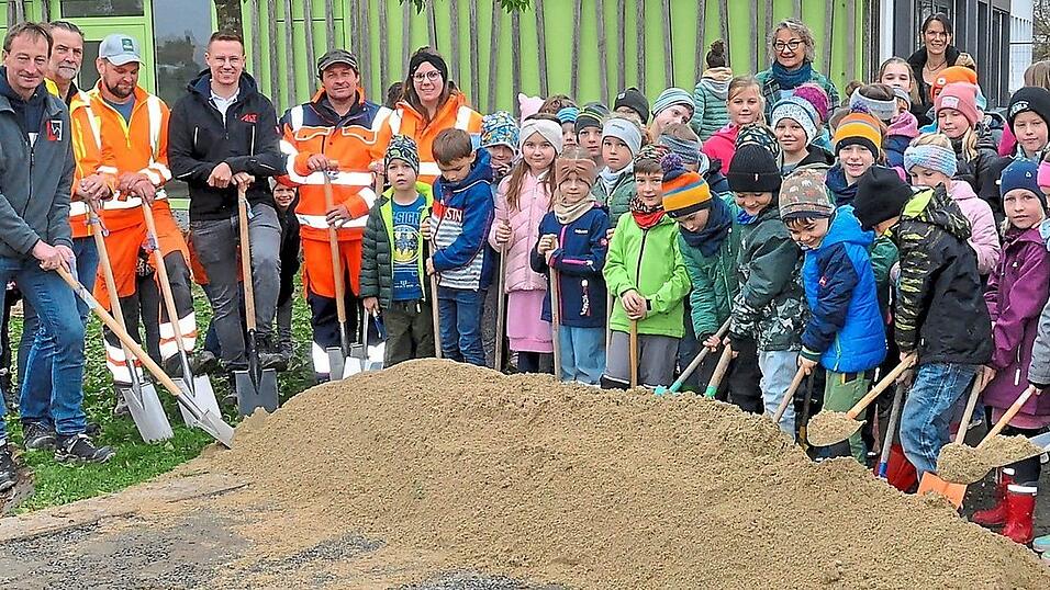Da wird kräftig geschaufelt: Die Teilnehmer am Spatenstich mit Bürgermeisterin Ida Hirthammer (2. von rechts), Architekt Michael Müller (rechts), Bauleiter Elias Pemmerl (4. von links), Bauamtsleiter Stefan Krausnecker (links) und die Schulkinder. Da wird kräftig geschaufelt: Die Teilnehmer am Spatenstich mit Bürgermeisterin Ida Hirthammer (2. von rechts), Architekt Michael Müller (rechts), Bauleiter Elias Pemmerl (4. von links), Bauamtsleiter Stefan Krausnecker (links) und die Schulkinder.