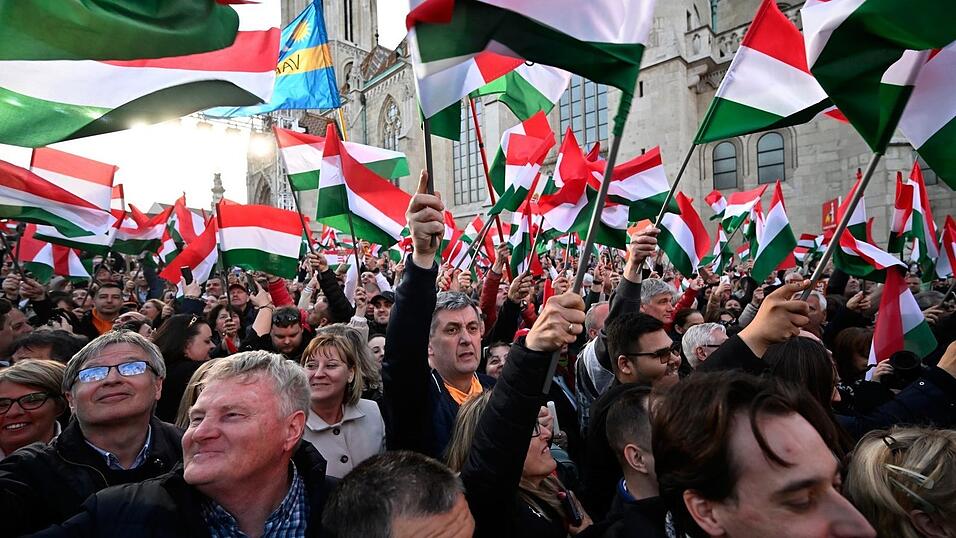 Anh&auml;nger Orbans bei der Abschlusskundgebung.