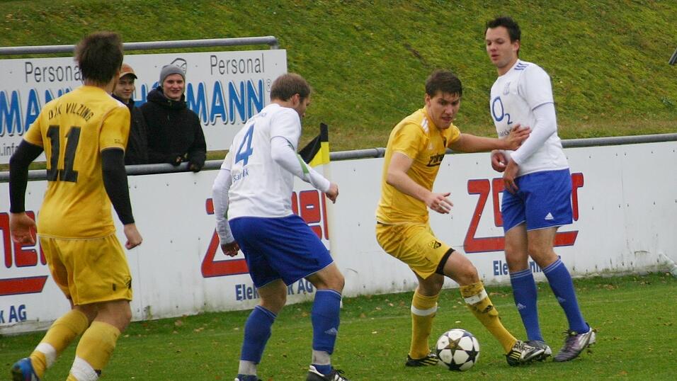 Die DJK Vilzing gewinnt auch das Verfolgerduell gegen den TSV Bad Abbach. (Foto: Fabian Roßmann) Die DJK Vilzing gewinnt auch das Verfolgerduell gegen den TSV Bad Abbach. (Foto: Fabian Roßmann)