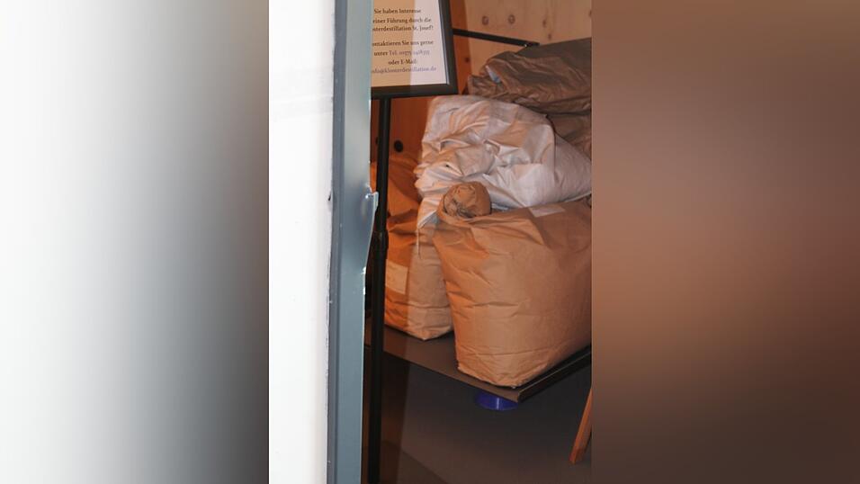 Eine der gewaltsam aufgehebelten Türen. Eine der gewaltsam aufgehebelten Türen.