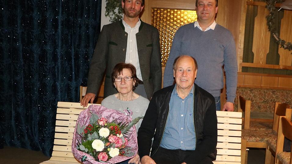 Die Vorsitzenden Markus Wimmer und Thomas Kindsmüller (v.l) brachten ein 'Ruhebankerl' für Franz Ehgartner und Gattin Brigitte. Die Vorsitzenden Markus Wimmer und Thomas Kindsmüller (v.l) brachten ein 'Ruhebankerl' für Franz Ehgartner und Gattin Brigitte.