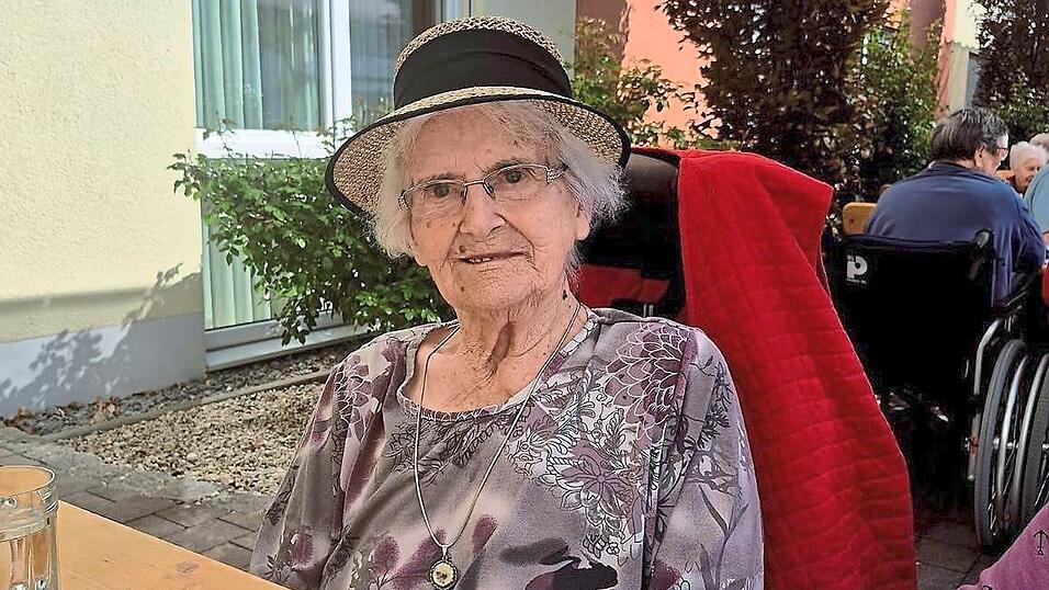 Das Maifest hat ihr richtige Freude bereitet: Die 101-j&auml;hrige Anna Brunner hat sich im neuen Seniorenheim eingew&ouml;hnt.
