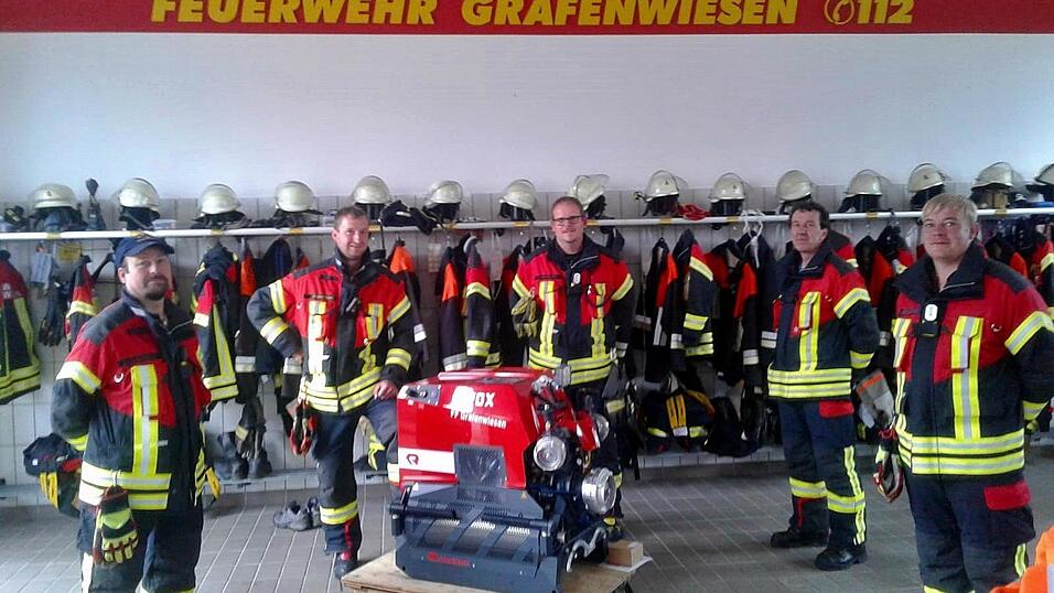 Um ihr neues Prunkst&uuml;ck, die Tragkraftspritze PFPN 10-1500, versammelten sich die Verantwortlichen der FFW Grafenwiesen (v.l.n.r.) Sepp Wittmann, Michael Haimerl, Michael Kroner, Christian Aigner, Stephan Wagner.