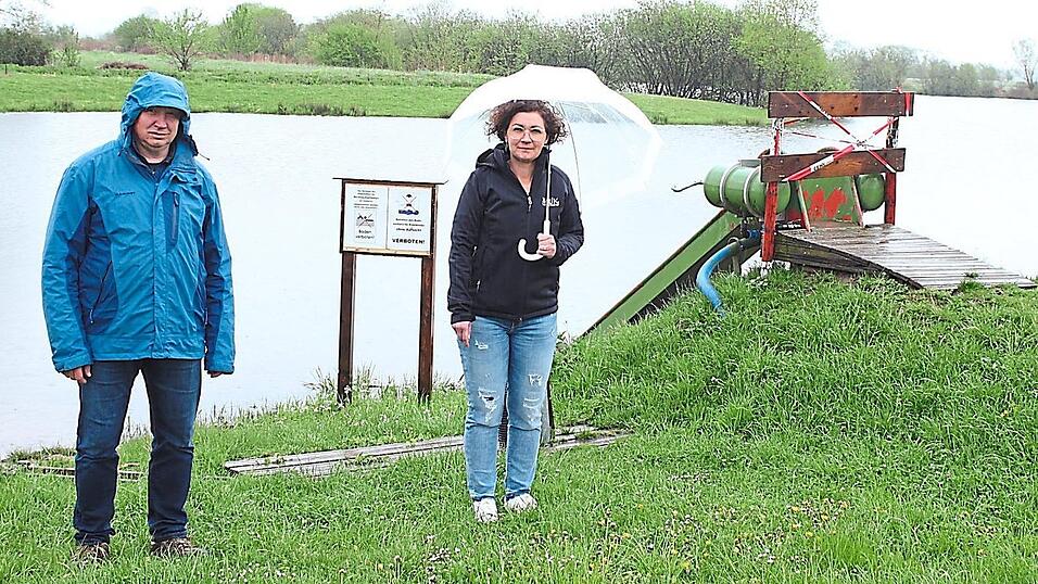 Auch wenn sie es nicht gern tun, Bürgermeister Michael Reith und seine Stellvertreterin Sonja Blodig müssen die Rutsche am Badeweiher abbauen lassen, um nicht den Eindruck zu erwecken, die Gemeinde würde explizit zum Baden einladen. Auch wenn sie es nicht gern tun, Bürgermeister Michael Reith und seine Stellvertreterin Sonja Blodig müssen die Rutsche am Badeweiher abbauen lassen, um nicht den Eindruck zu erwecken, die Gemeinde würde explizit zum Baden einladen.