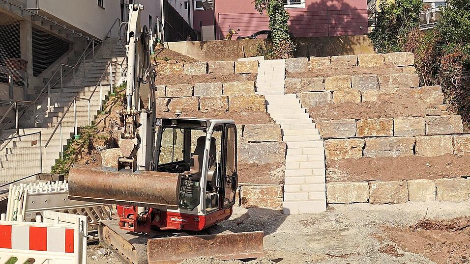 Der symbolische Weinberg in Hanglage hat bereits Konturen angenommen.