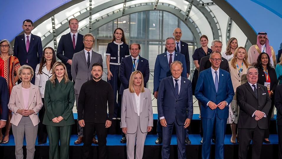 Bei der Wiederaufbaukonferenz für die Ukraine stellen sich die Teilnehmer rund um Präsident Wolodymyr Selenskyj zum Gruppenfoto auf.