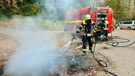 Die Feuerwehr hatte den Laubhaufen schnell gelöscht.