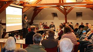 Christian Wei&szlig; stellte Gemeinder&auml;ten und B&uuml;rgern das Senioren-Servicehaus vor.